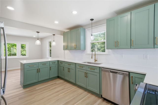 985 Blackhawk Rd, Beaver Falls, PA 15010