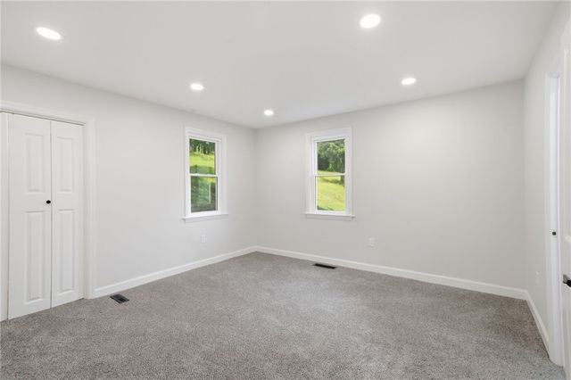 985 Blackhawk Rd, Beaver Falls, PA 15010