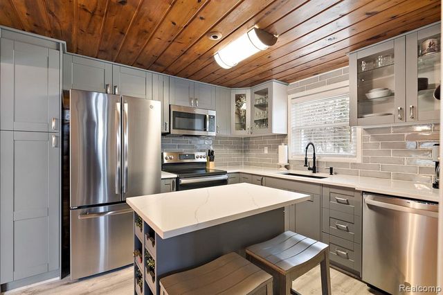 3529 Lakeview Drive, Ortonville, MI 48462