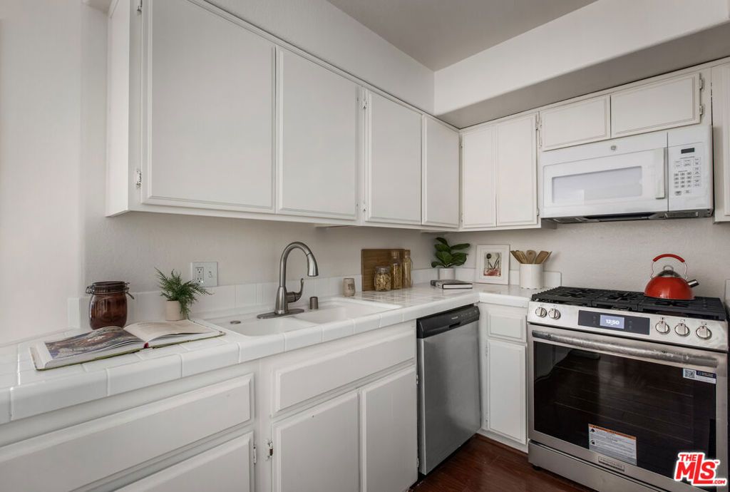 Image 14 of property listing at 6140 Monterey Road 312, Los Angeles, CA 90042