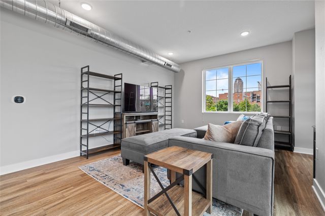 400 SW 7th Street 209, Des Moines, IA 50309