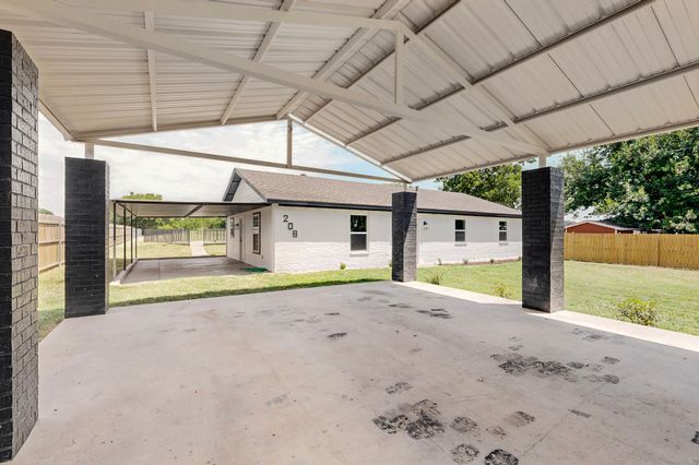 208 Ponderosa Lane, Burleson, TX 76028