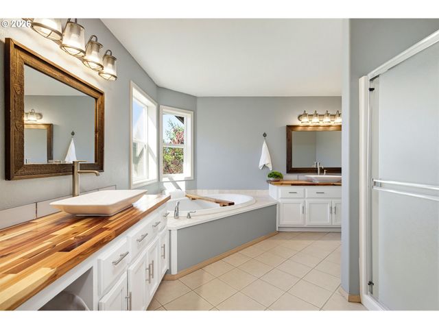 34602 Ne 49TH Pl, La Center, WA 98629