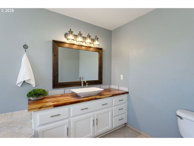 34602 Ne 49TH Pl, La Center, WA 98629