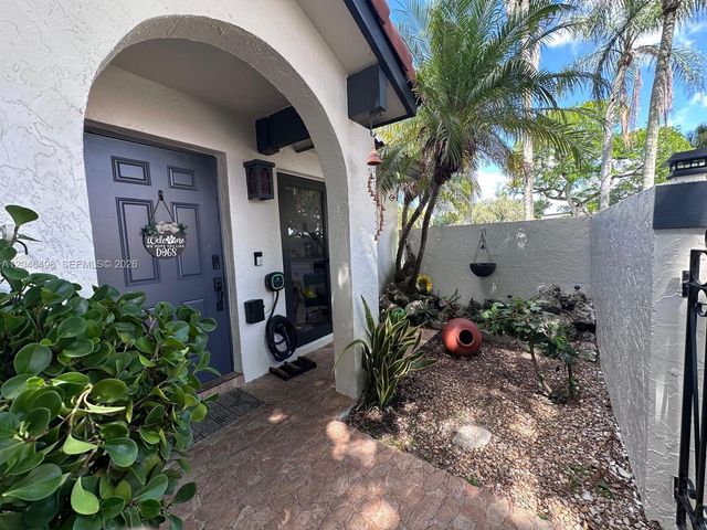 6633 NW 178th Ter, Hialeah, FL 33015