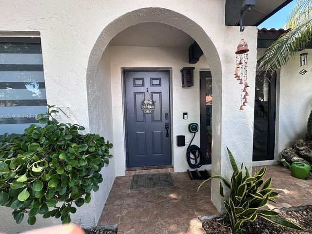 6633 NW 178th Ter, Hialeah, FL 33015