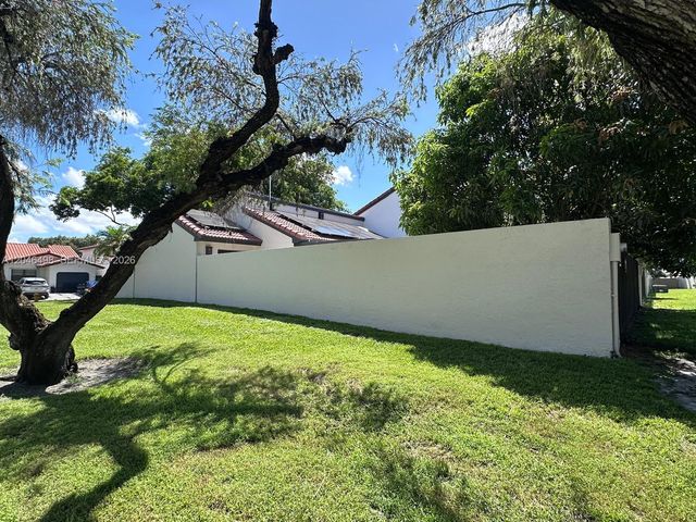6633 NW 178th Ter, Hialeah, FL 33015