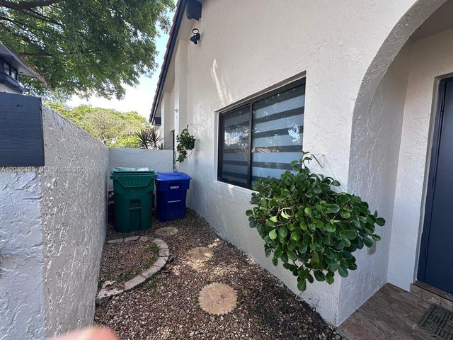 6633 NW 178th Ter, Hialeah, FL 33015