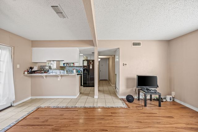 1019 Pleasant Valley Lane, Arlington, TX 76015
