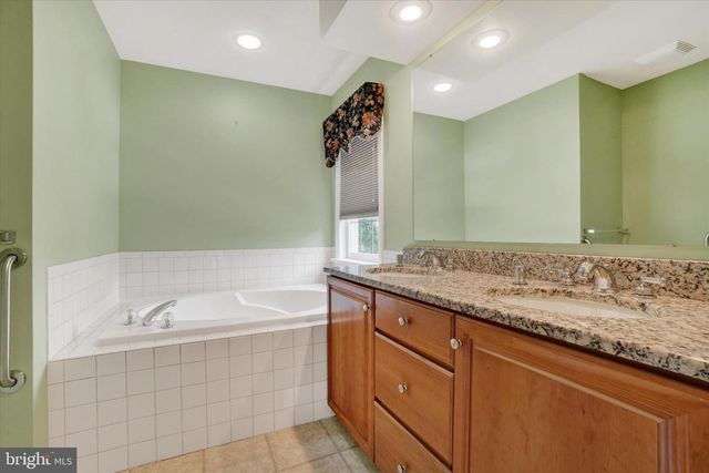 410 SARAH WOODS DR, Red Lion, PA 17356
