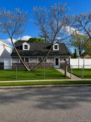 700 Sharon Road, Copiague, NY 11726