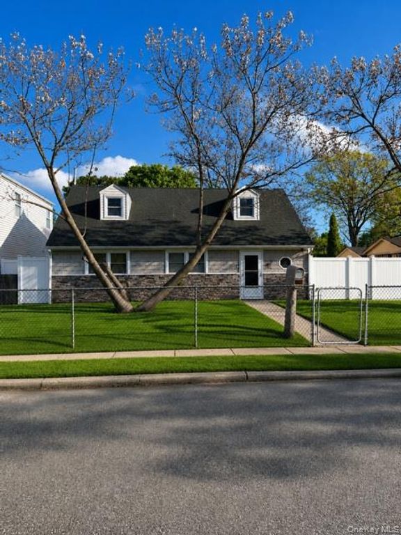 700 Sharon Road, Copiague, NY 11726