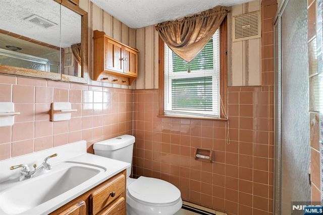 123 Summit Avenue, Elmwood Park, NJ 07407