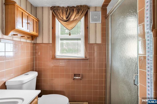123 Summit Avenue, Elmwood Park, NJ 07407