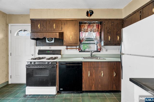 123 Summit Avenue, Elmwood Park, NJ 07407