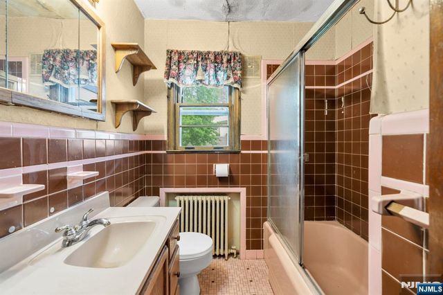 123 Summit Avenue, Elmwood Park, NJ 07407