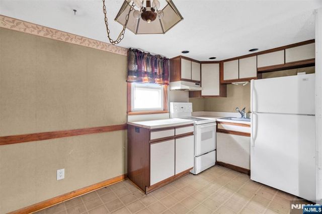 123 Summit Avenue, Elmwood Park, NJ 07407