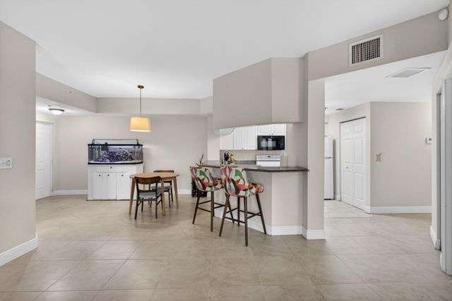 2727 Anzio Court 203, Palm Beach Gardens, FL 33410