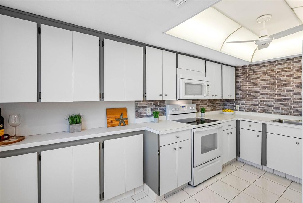 Image 13 of property listing at 220 BELLEVIEW BOULEVARD 310, Belleair, FL 33756