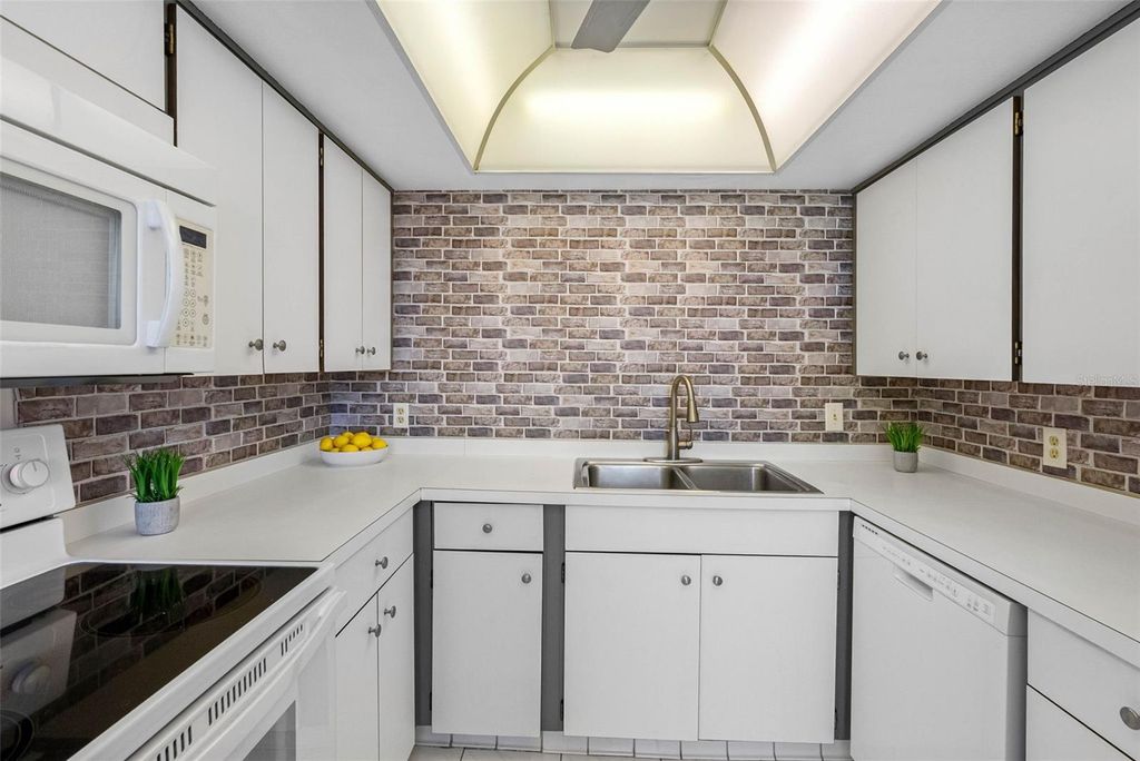 Image 14 of property listing at 220 BELLEVIEW BOULEVARD 310, Belleair, FL 33756