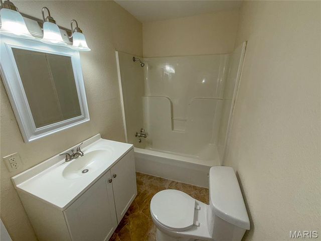 8 E hwy, Steelville, MO 65565