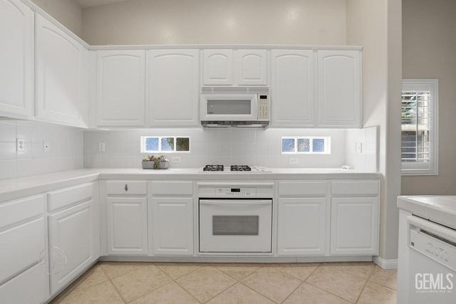 11708 Indian Hawthorne Street, Bakersfield, CA 93311