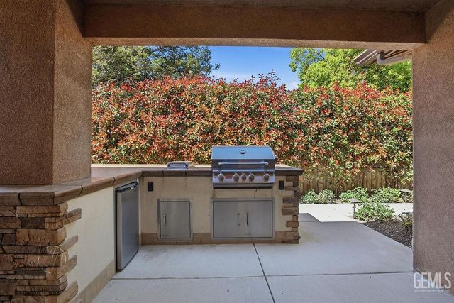 11708 Indian Hawthorne Street, Bakersfield, CA 93311