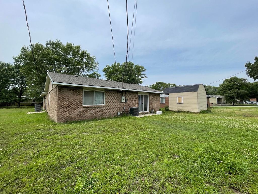 818 Money St, Augusta, KS 67010