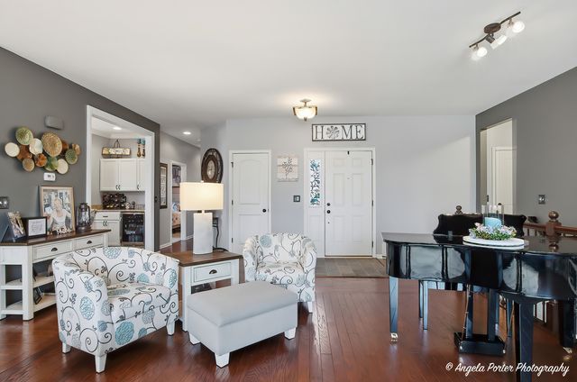 2165 Walnut Glen Boulevard, Island Lake, IL 60042