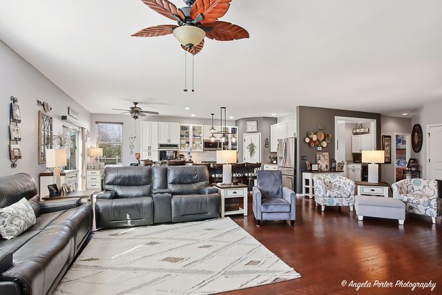 2165 Walnut Glen Boulevard, Island Lake, IL 60042