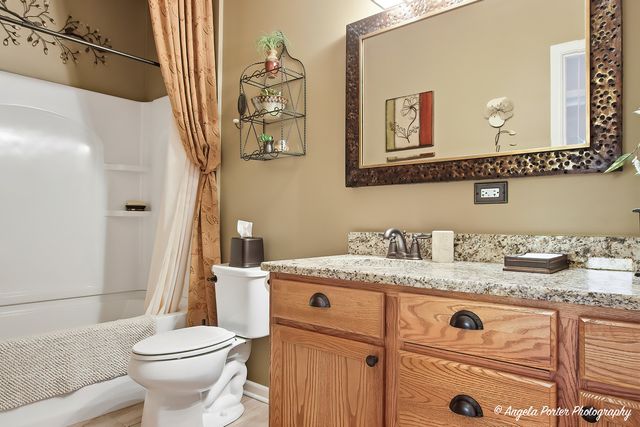 2165 Walnut Glen Boulevard, Island Lake, IL 60042