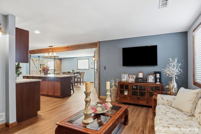 2165 Walnut Glen Boulevard, Island Lake, IL 60042