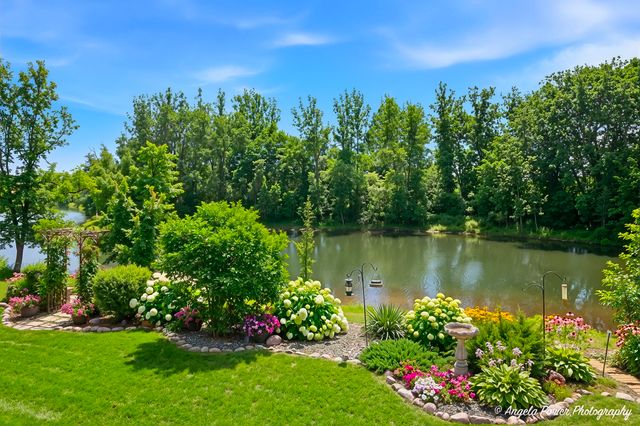 2165 Walnut Glen Boulevard, Island Lake, IL 60042