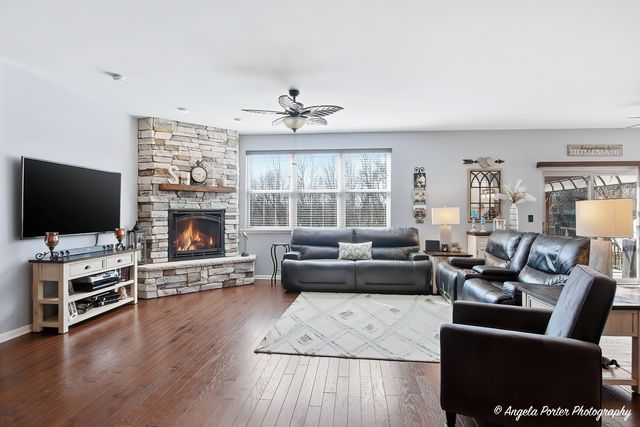 2165 Walnut Glen Boulevard, Island Lake, IL 60042