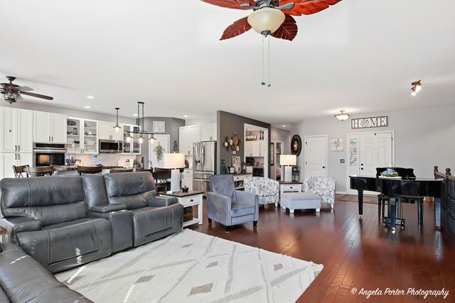 2165 Walnut Glen Boulevard, Island Lake, IL 60042