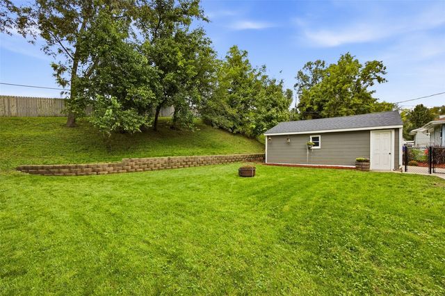 1648 24th Street NW, Cedar Rapids, IA 52405