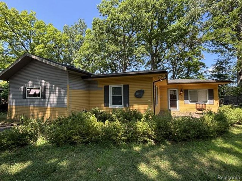 4784 Sylvester Avenue, Waterford, MI 48329