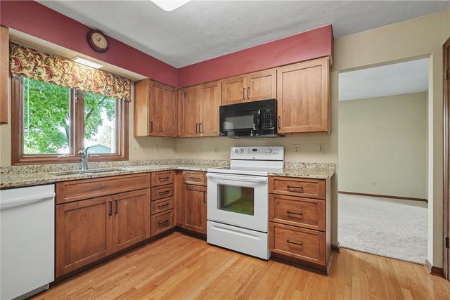 2851 27th Avenue, Marion, IA 52302