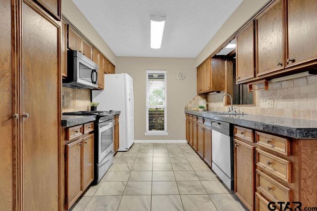 216 Treetop Lane, Hideaway, TX 75771