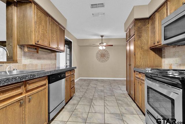 216 Treetop Lane, Hideaway, TX 75771