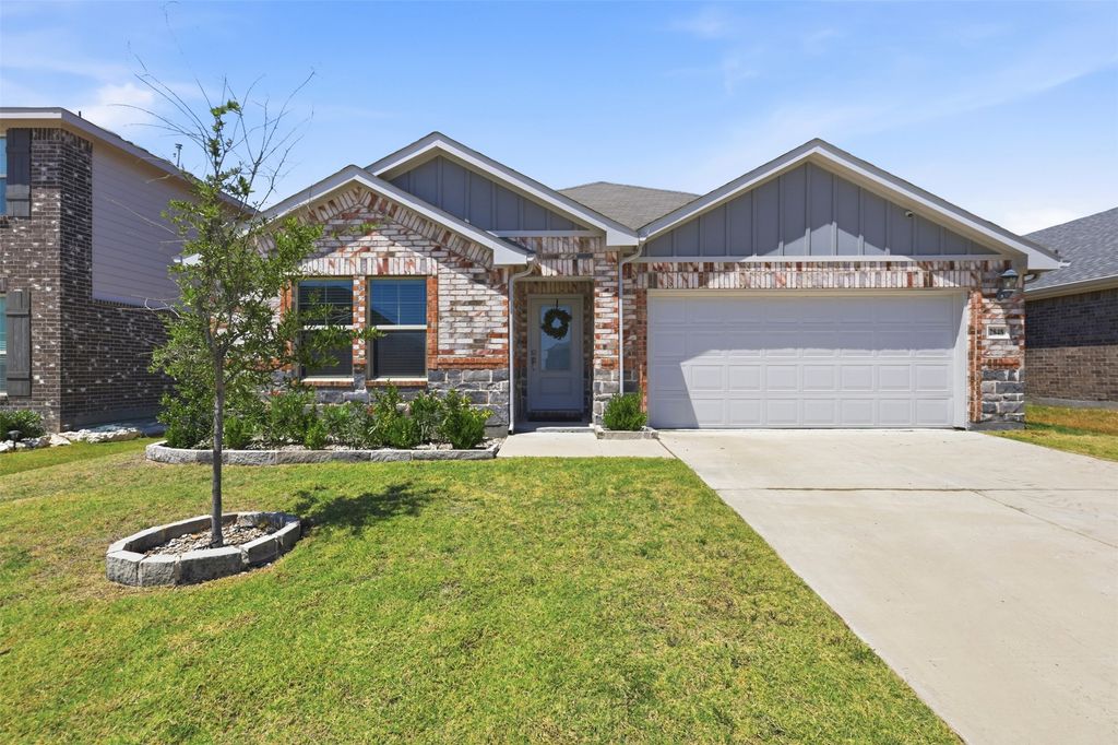 2848 Fox Trail Lane, Fort Worth, TX 76108