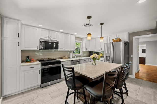 8 Robinwood Dr, Canton, MA 02021