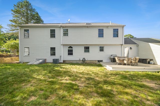 8 Robinwood Dr, Canton, MA 02021