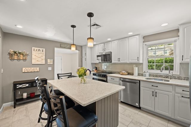 8 Robinwood Dr, Canton, MA 02021
