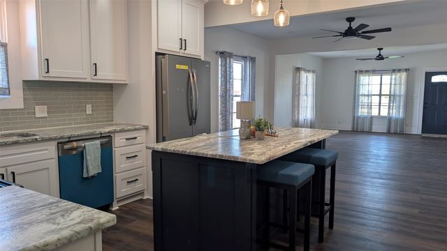 206 S Washington Street, West, TX 76691