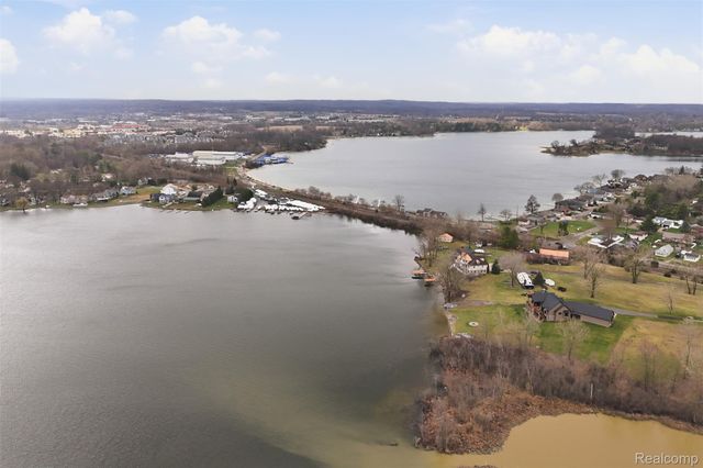 4151 Whitney Avenue, Fenton Charter Township, MI 48451