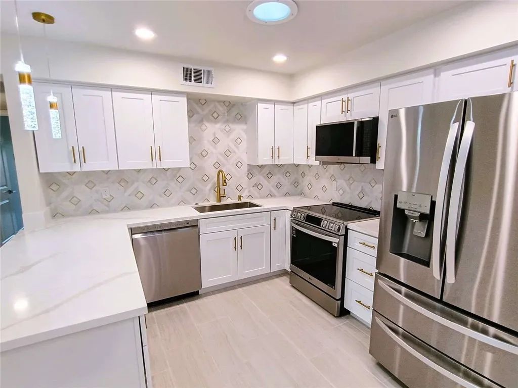 3028 Sunflower Circle East, Palm Springs, CA 92262