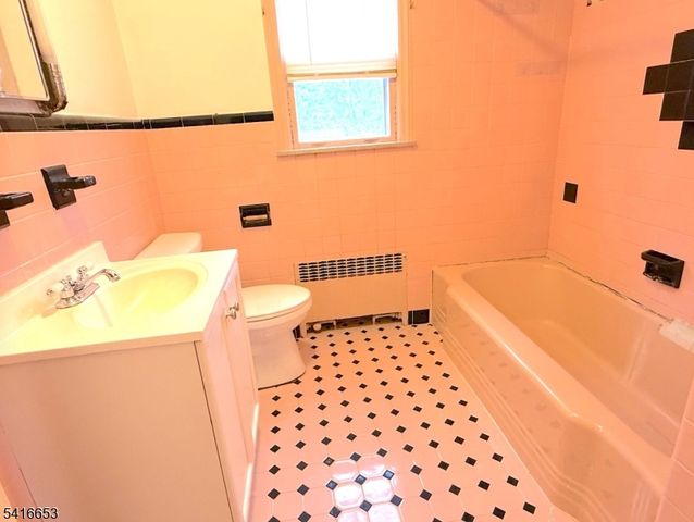 34 Howard St, Verona Twp., NJ 07044