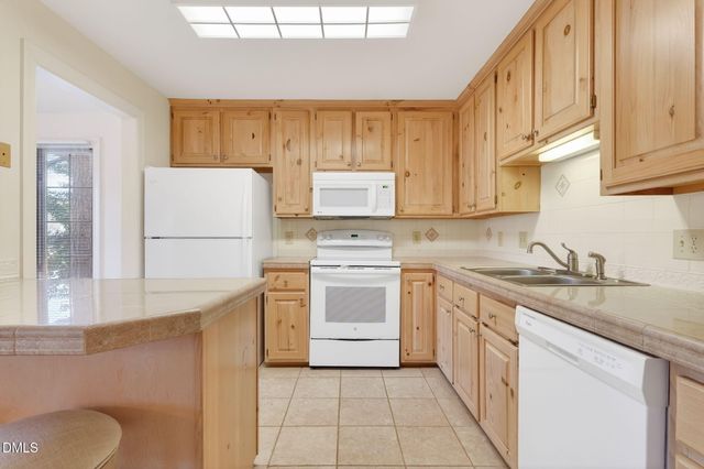 325 Glen Echo Lane L, Cary, NC 27518