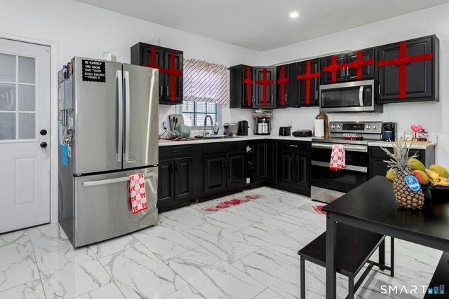 18 Grandview Avenue, Danbury, CT 06810